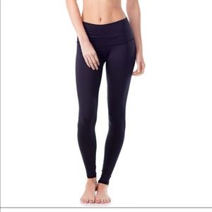 Teeki solid black hot pant